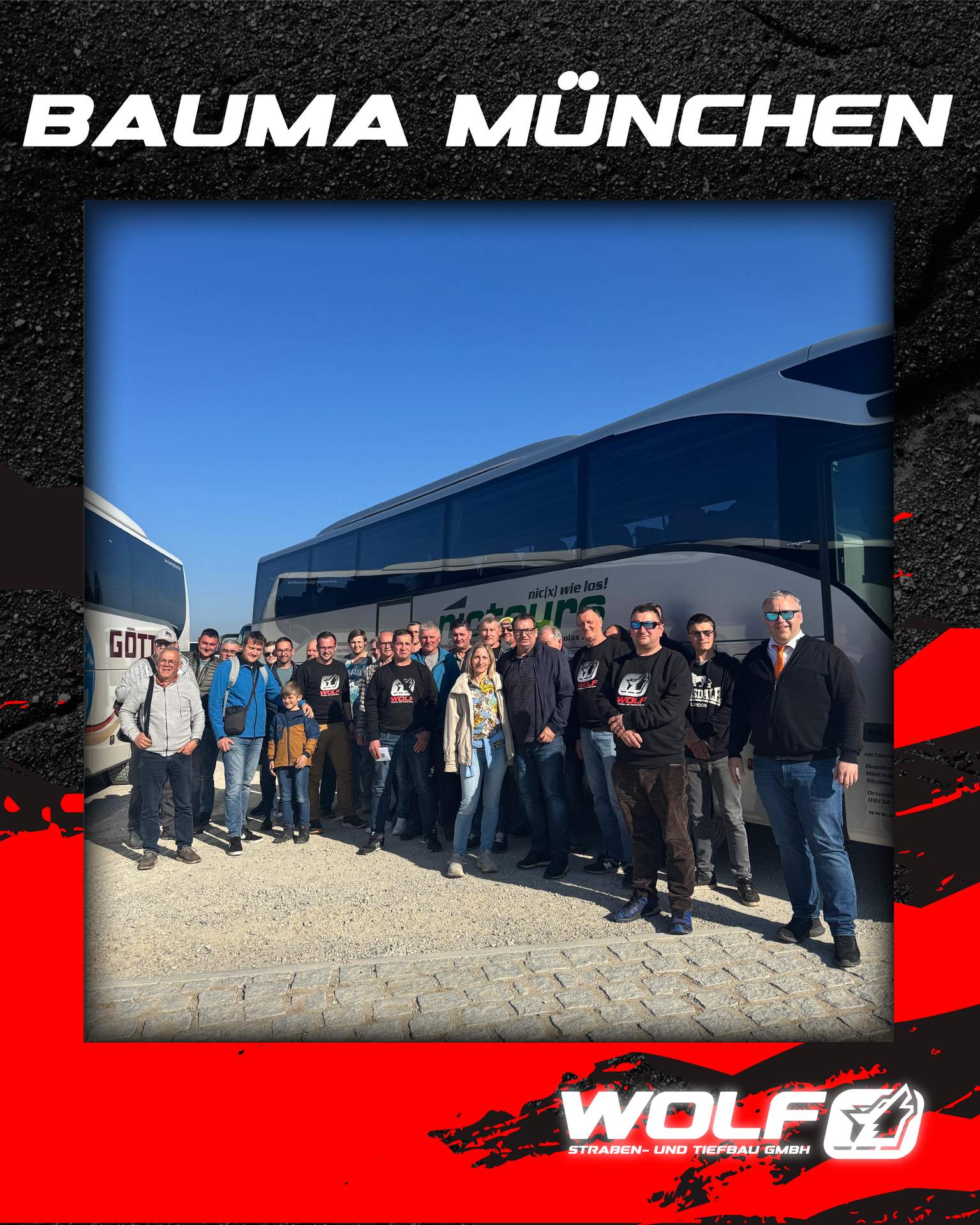 Eine Gruppe von Leuten, die vor einem Bus stehen, wird für ein Gruppenfoto posiert. Am oberen und unteren Rand ist das Bild mit einem roten Muster und den Schriftzügen "BAUMA MÜNCHEN" und "WOLF" eingerahmt.