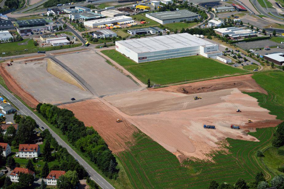 Luftaufnahme der großen, vorbereiteten Baufläche für den neuen Parkplatz am Sachsenrin