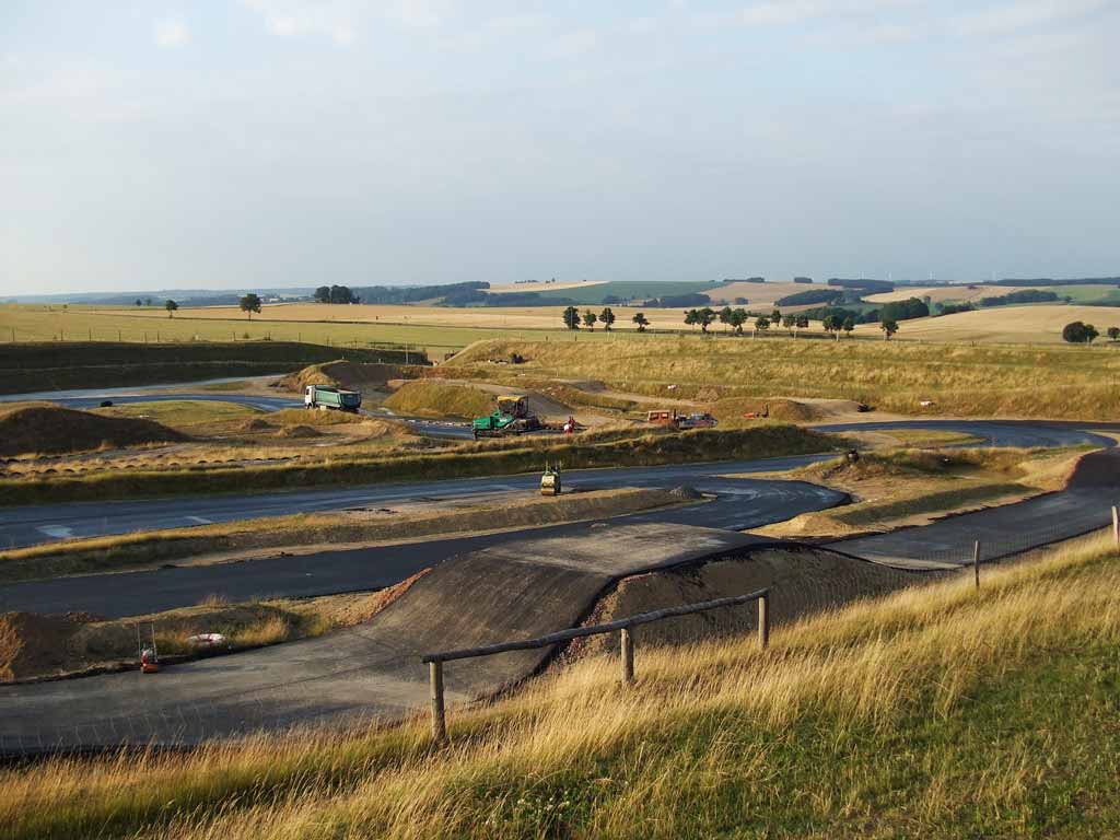 Weitläufige Ansicht des Erzgebirgsring Lichtenberg: Die neue Rennstrecke liegt eingebettet in die sanfte Hügellandschaft des Erzgebirges.