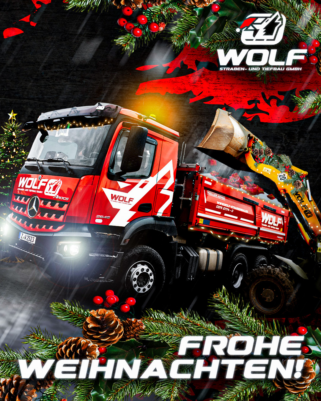 Eine festliche, weihnachtliche Grafik von WOLF Straßen- und Tiefbau GmbH mit einem strahlend roten Mercedes-Benz Baufahrzeug und einem gelben Bagger, die beide mit dekorativen Lichterketten und Weihnachtsschmuck verziert sind. Tannenzweige, Beeren und Tannenzapfen rahmen das Bild. Im Vordergrund steht der Gruß "FROHE WEIHNACHTEN!" und das Logo der WOLF Straßen- und Tiefbau GmbH ist prominent platziert.