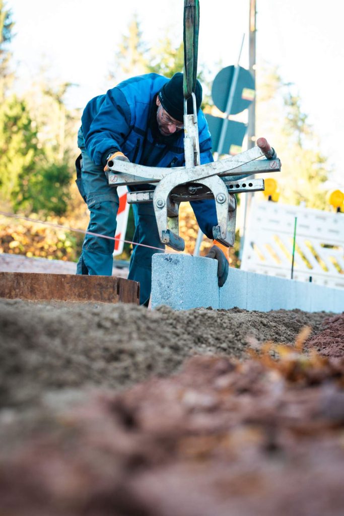 Fachgerechte Sanierung der Straßeneinläufe und Bordsteinkanten. Detailansicht der Steinsetzer-Arbeiten, die die Grundlage für die neue Fahrbahndecke in Wildenfels bilden.
