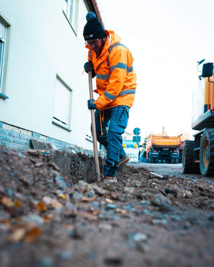 Tiefbau-Spezialisten bei der Installation der Entwässerungssysteme. Bevor die zweilagige Asphaltdecke aufgebracht wurde, sorgte das Team der Wolf GmbH für eine fachgerechte Ableitung des Oberflächenwassers.