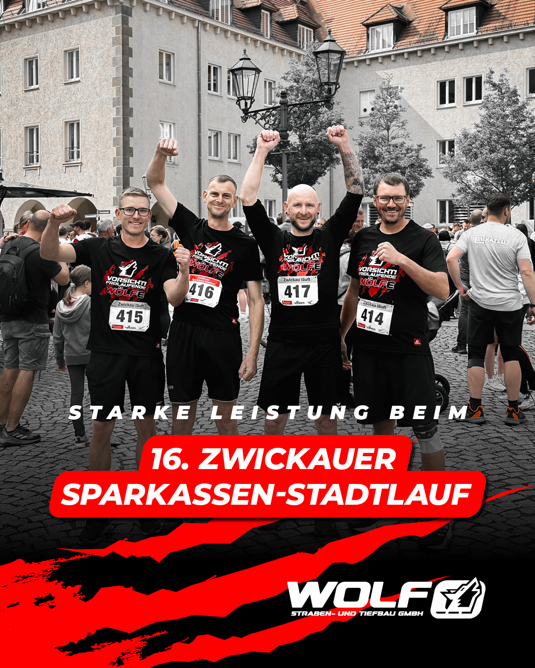Vier motivierte Läufer des Teams Wolf Straßen- und Tiefbau GmbH beim 16. Zwickauer Sparkassen-Stadtlauf. Die Sportler tragen schwarze Team-Shirts mit Wolf-Logo und Startnummern vor einer historischen Kulisse in Zwickau.